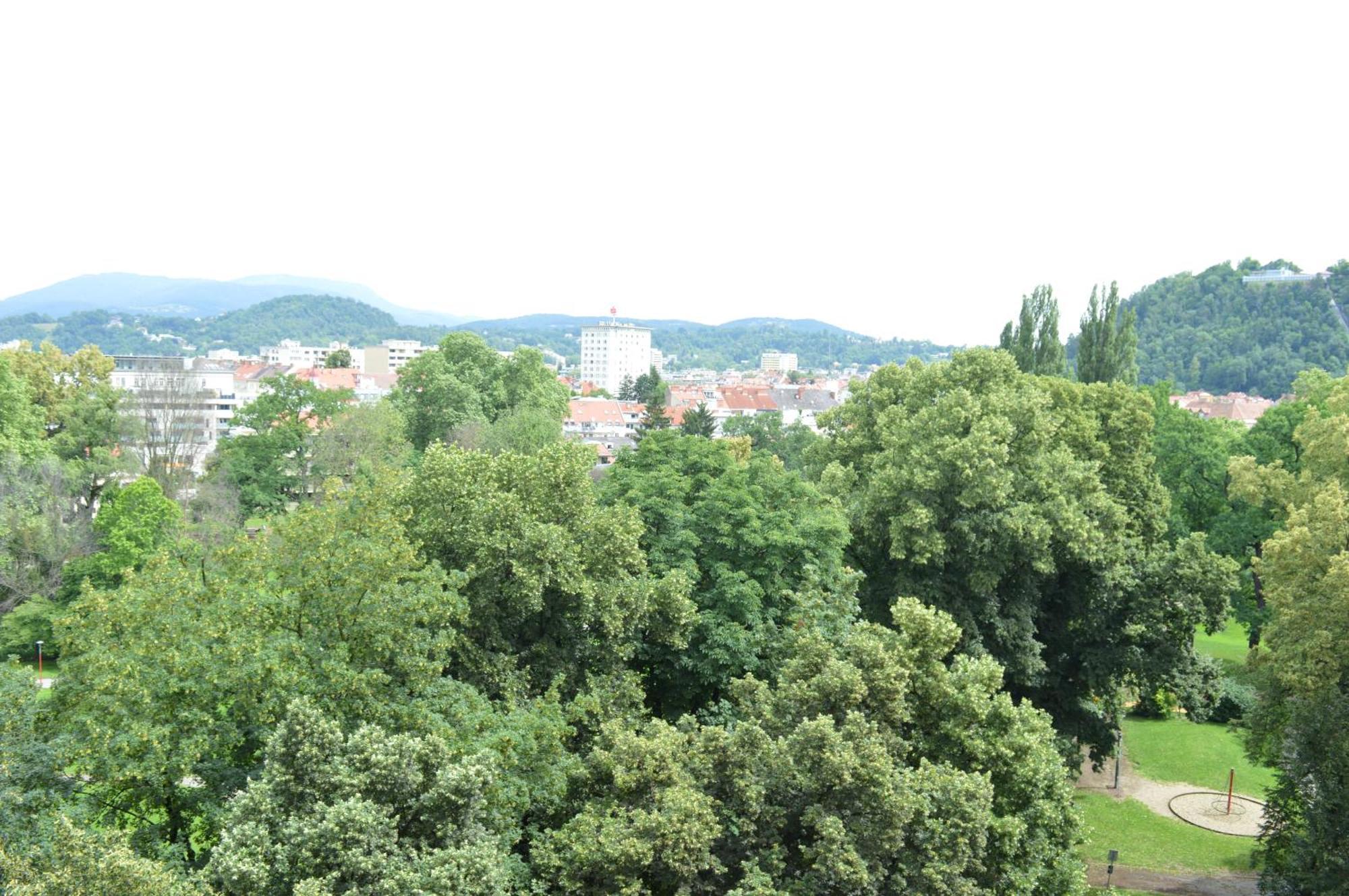 Zentrales Park-side - 2br - Free Parking - 2 Balkone Appartement *