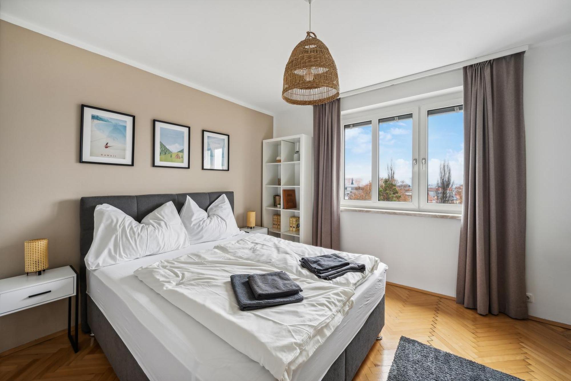Zentrales Park-side - 2br - Free Parking - 2 Balkone Appartement